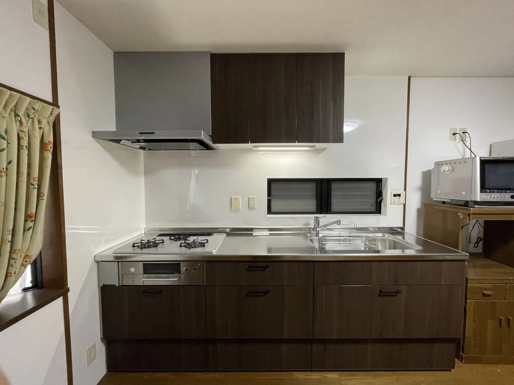 クロスも張替え！コンロ・レンジフード再利用で費用を抑えたキッチンリフォーム事例